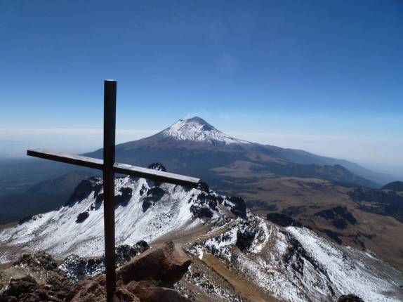 Subindo o vulcão Iztaccihuatl e com visão para o vulcão Popocatépetl, perto de Amecameca, na região central do México